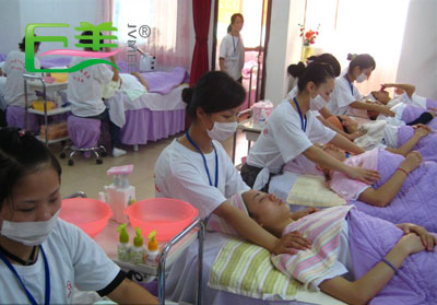 去培训机构学美容好不好