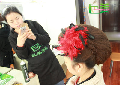 成都膏火自制的彩妆外型培训黉舍