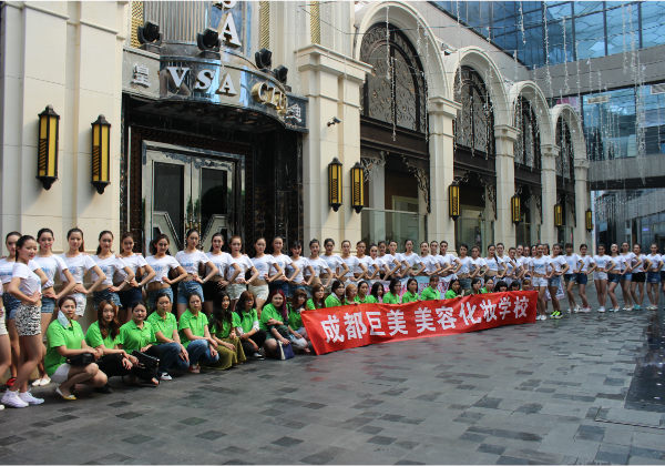 先生为甚么最初仍是挑选巨美黉舍