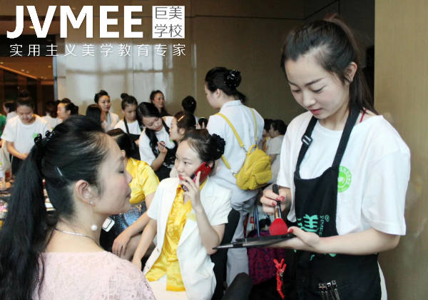 成都专业化装外型黉舍哪家好