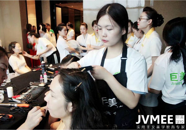 成都会专业彩妆黉舍哪家好