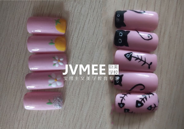 成都学美甲化装黉舍那里好