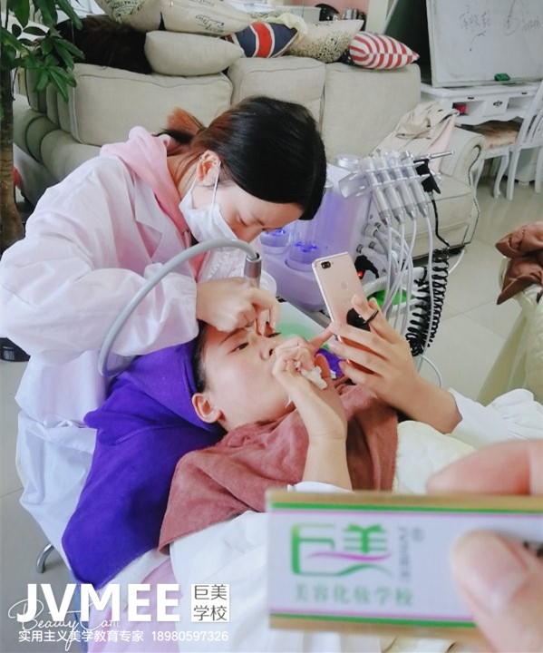 有趣又出色的美容导师培训糊口