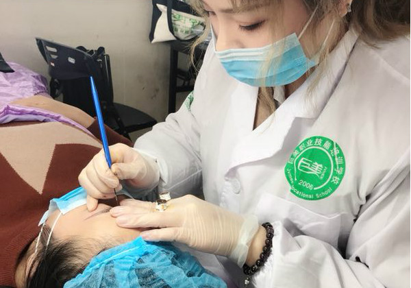 29岁妈妈陪孩子留家学纹绣手艺