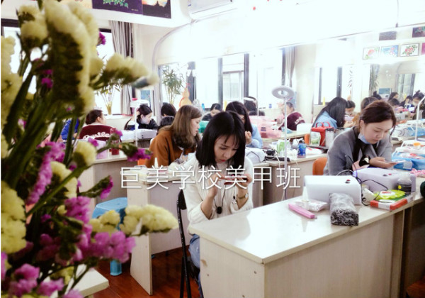 低学历学美甲美睫前程挑选多
