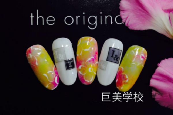 进美容行业学美甲有前程吗