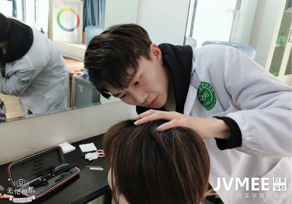 帅气男歌手学纹绣开店样样通