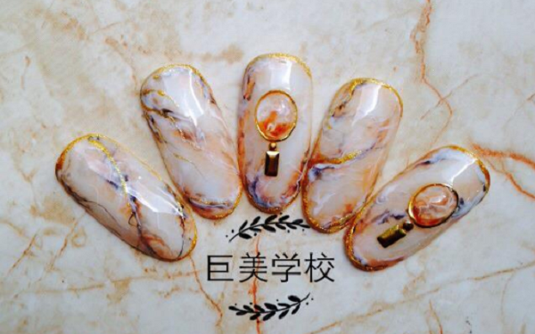 接送孩子上幼儿园的女人能学美甲