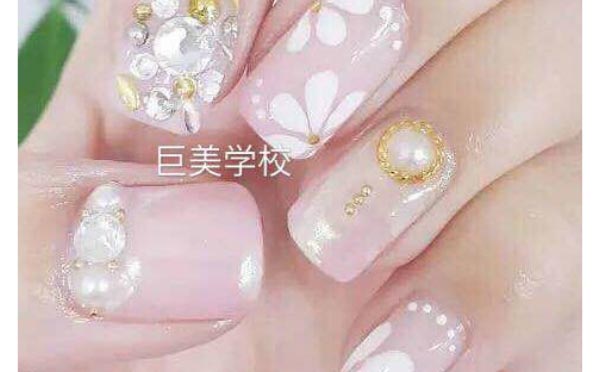 美甲是去店里学的好仍是黉舍学的好