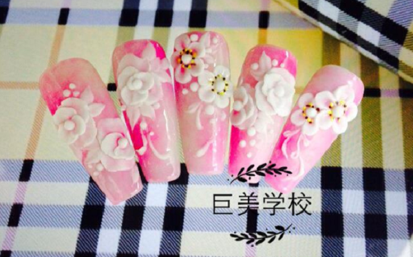 那里有学美甲的培训黉舍