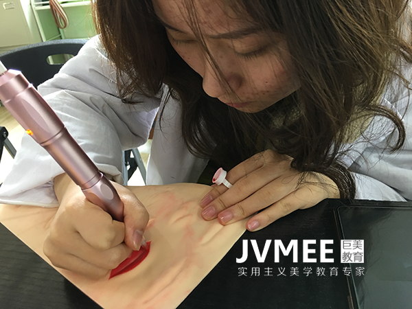 重庆纹绣黉舍哪家权势巨子