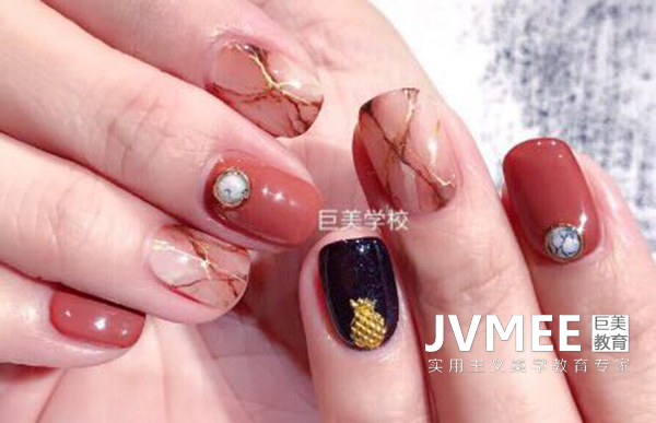 高中先生应当若何准确看待美甲
