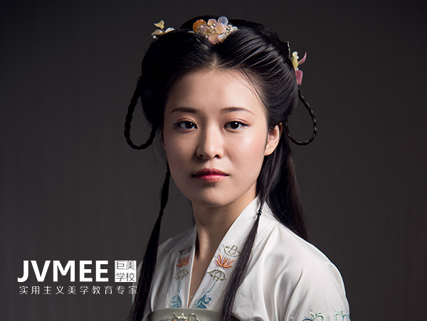 初中毕业能不能学化装