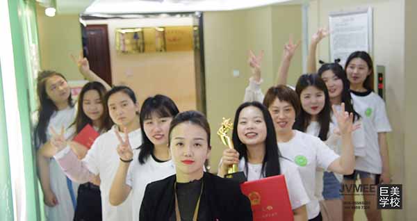 达州学美容好仍是化装好