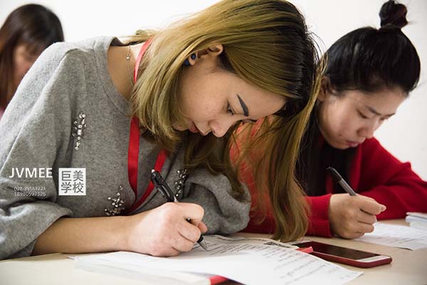 雅安学美容普通学多久
