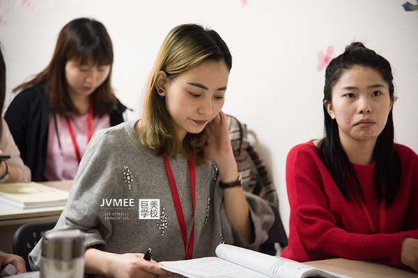 女儿不想上学能够送她学美容吗