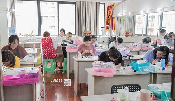18岁女孩学美甲如何样