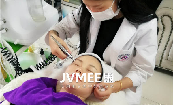 万源市在美容黉舍学到了甚么