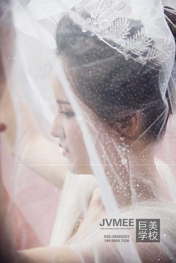 女生大专毕业学化装好吗