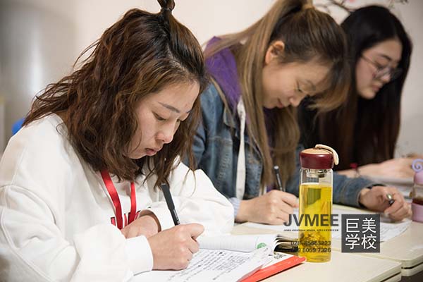学美容是从店里学仍是机构学好