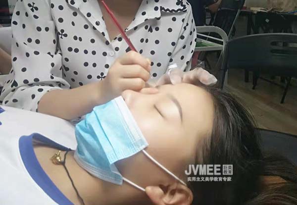学纹绣到黉舍好仍是私家带好