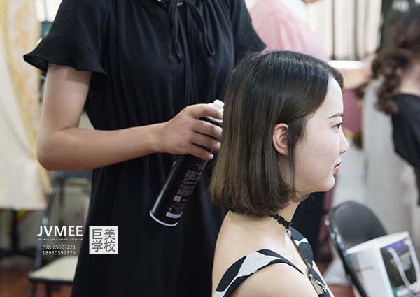 女生学化装失业远景若何