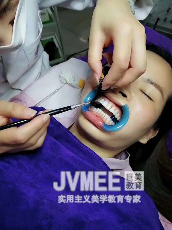 美白美牙在那里学