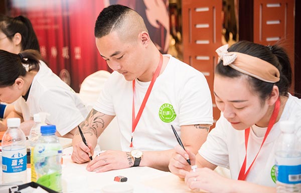 男孩子学纹绣怎样样