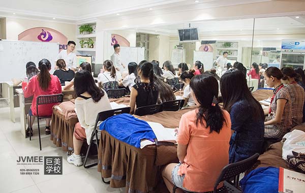 学皮肤办理哪一个黉舍比拟好