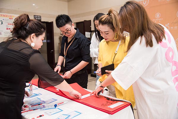 学美甲纹绣好找任务吗