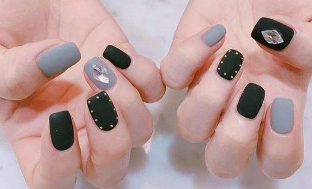 专业美甲师教你若何利用日抛可撕指甲油