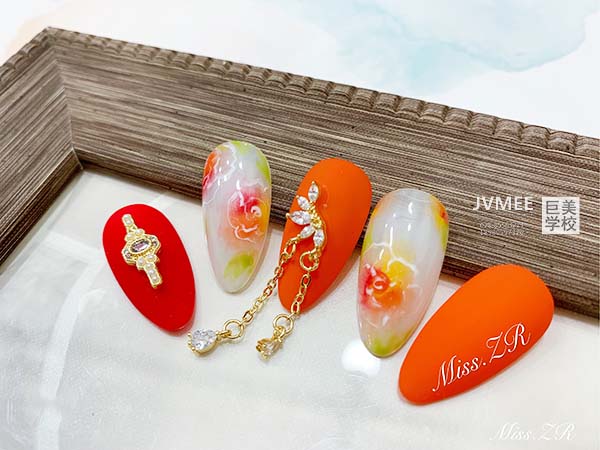 在成都美甲师培训的免费规范