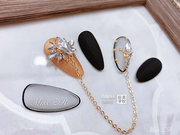 美甲师从零起头进修轻易吗
