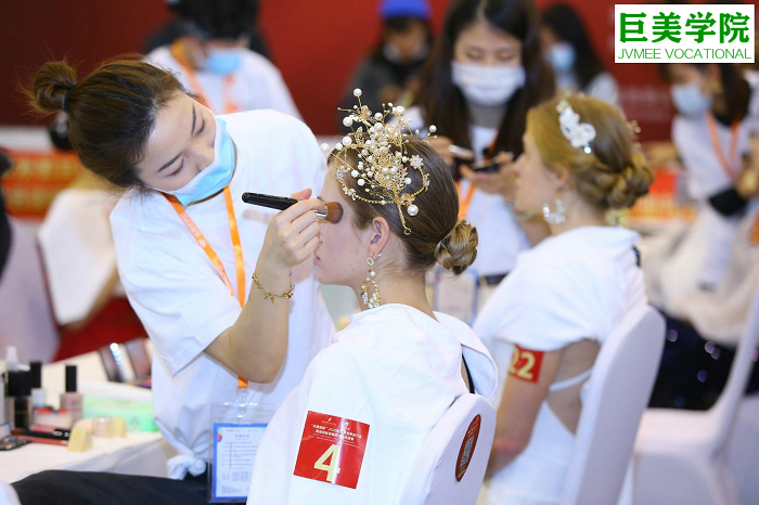 文员行政转行做彩妆师有前程吗