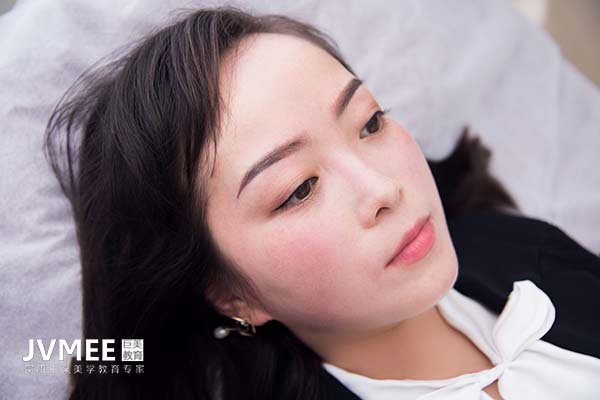 文员行政转行做纹绣师如何样