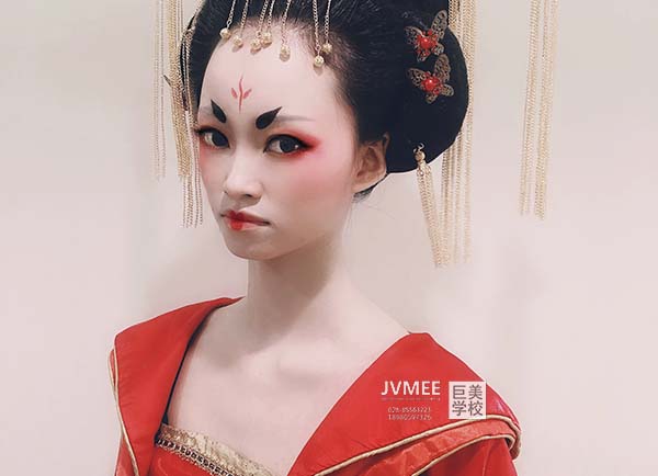 自在职业做彩妆师有前程吗