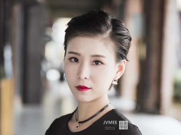 前台转行做化装师有前程吗