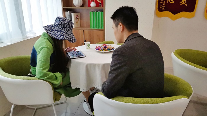 美发培训去门店仍是专业黉舍
