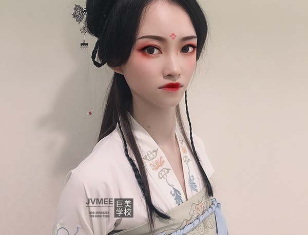 昆明化装培训黉舍哪家好