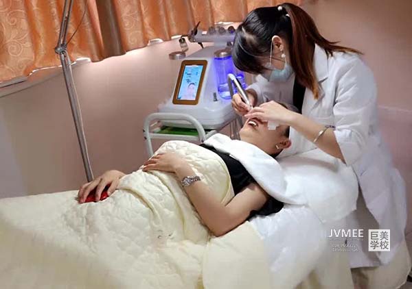 成都美容培训须要几多膏火(成都美容师培训大要要几多膏火)