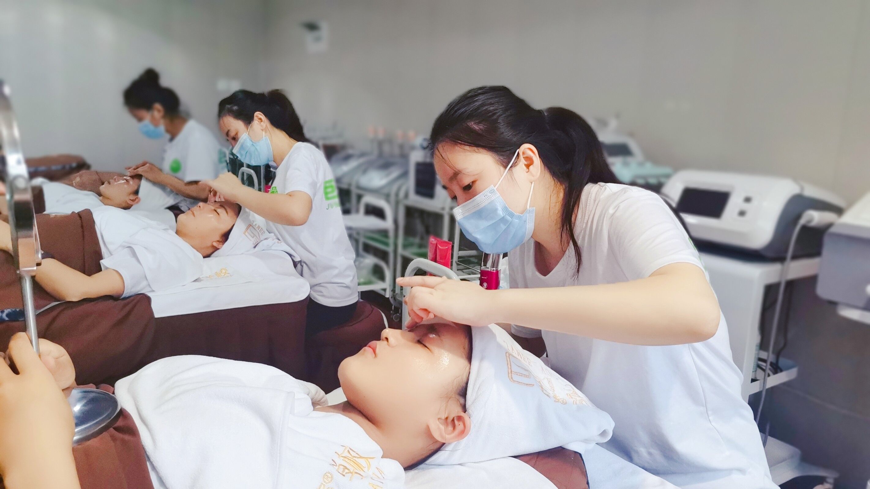 成都哪家美容培训黉舍更专业(成都那里有专业的美容培训黉舍) ... ...