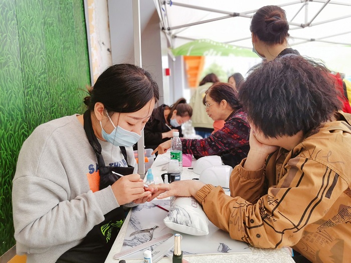 低学历学美甲去那里学(低学历怎样能学到专业的美甲手艺)