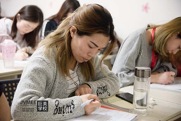 高中毕业学美容去那里学能学会(高中学历怎样进修美容)