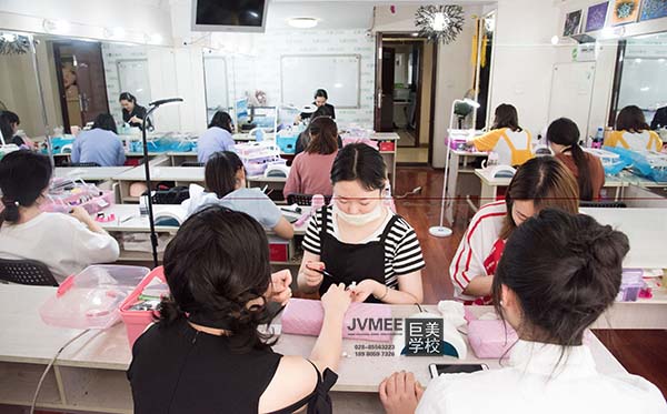 学历低怎样学美甲能够学会(学历低去那里学能学会美甲)
