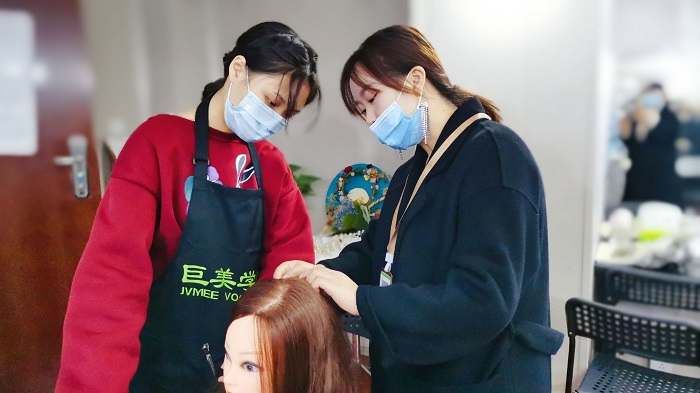 初中毕业学化装去那里学比拟好(初中毕业怎样学化装比拟好)