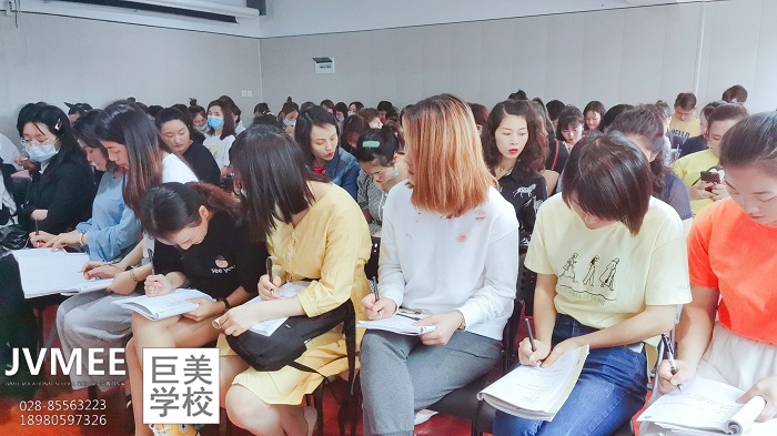 如何能力成为年青办理美学师