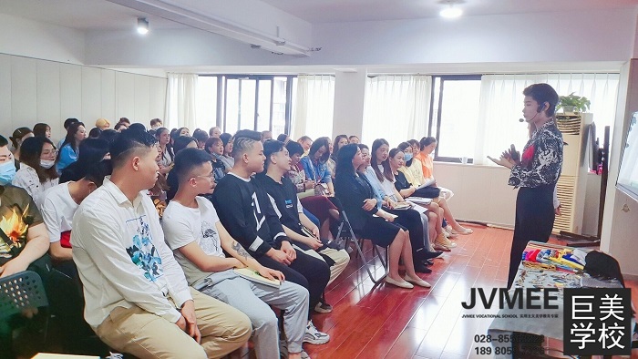 那里在雇用年青办理美学师