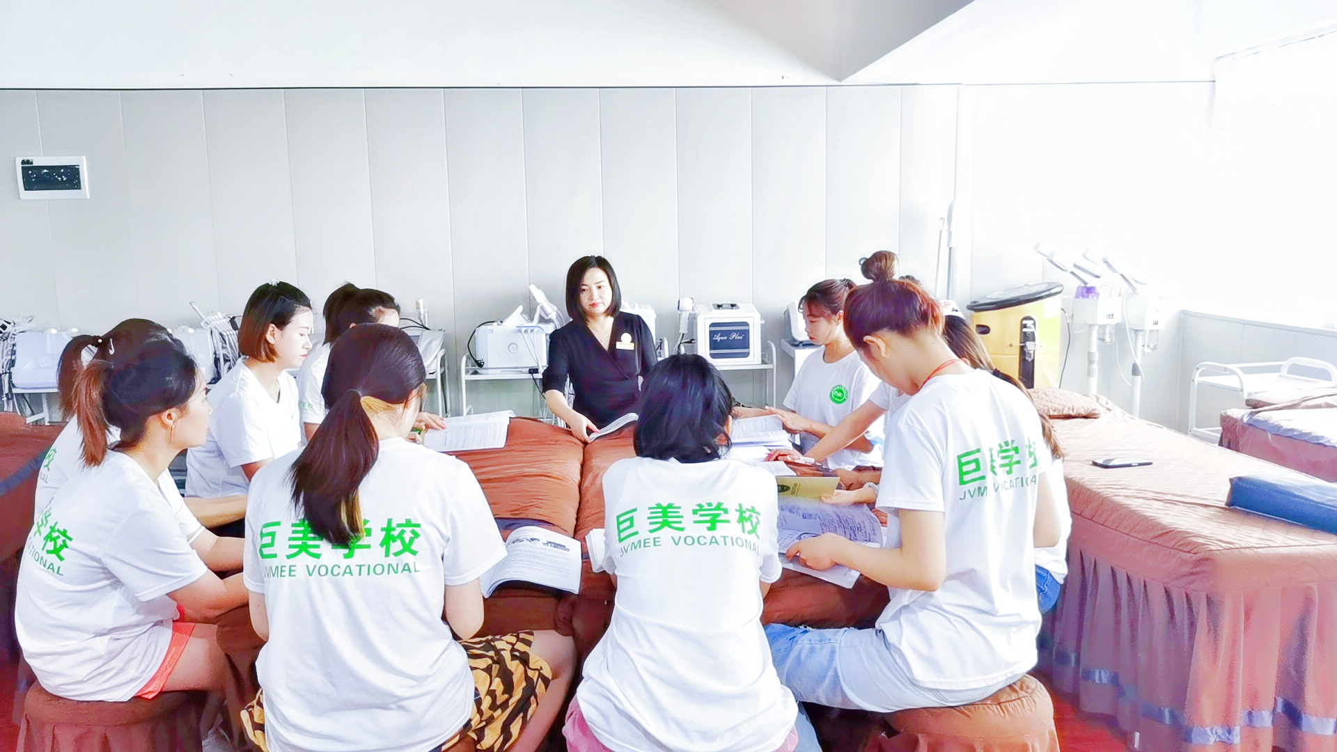 初中学历学美容怎样学(初中学历去那里学美容)