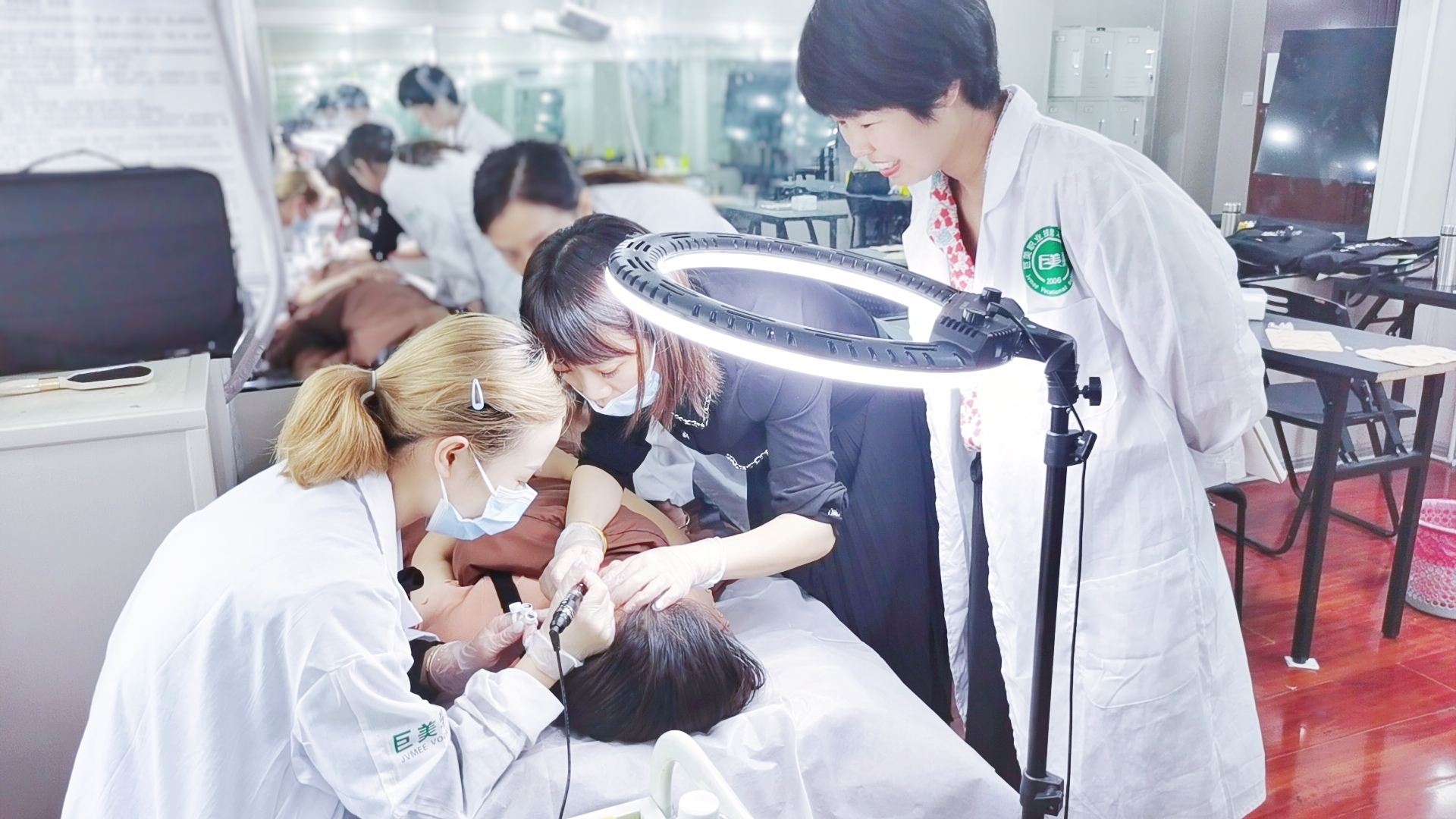 自贡纹绣培训哪家黉舍好