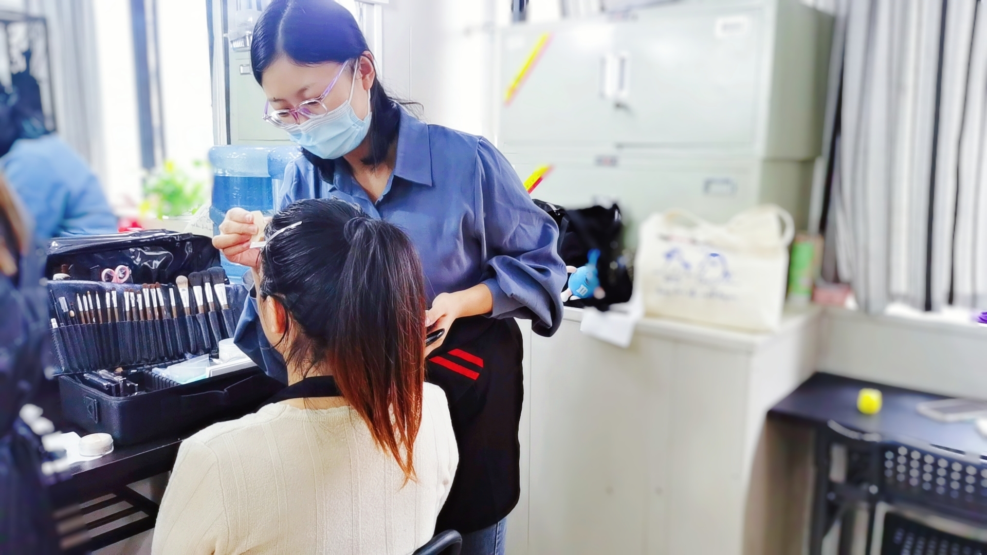 乐山学化装去哪家黉舍